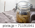 はちみつとスライスしたかりんが入った密封容器 71191041