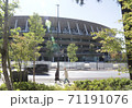 オリンピック開催を待つ新国立競技場 71191076