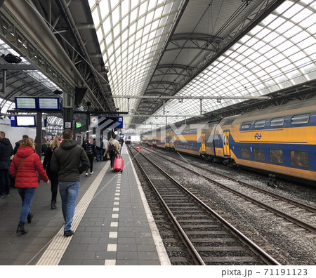 オランダスキポール空港駅からアムステルダム中央駅へ電車で移動 71191123