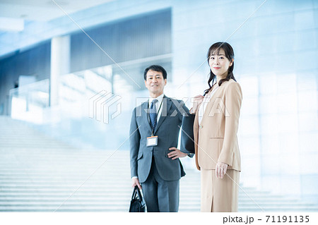 ビジネスマン 働く女性 ビジネスマン 働く女性 71191135