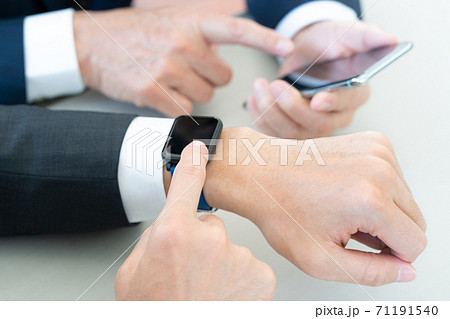 スマートウォッチを操作する手元とスマホを操作する手元 71191540