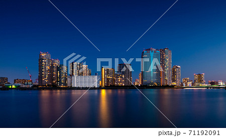 東京 豊洲 高層ビルとタワーマンションの夜景 東京 豊洲 高層ビルとタワーマンションの夜景 71192091
