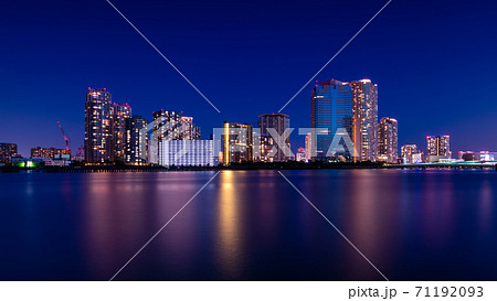東京 豊洲 高層ビルとタワーマンションの夜景 東京 豊洲 高層ビルとタワーマンションの夜景 71192093