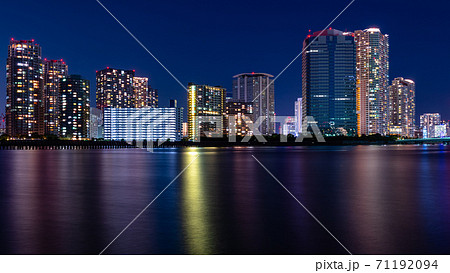 東京 豊洲 高層ビルとタワーマンションの夜景の写真素材