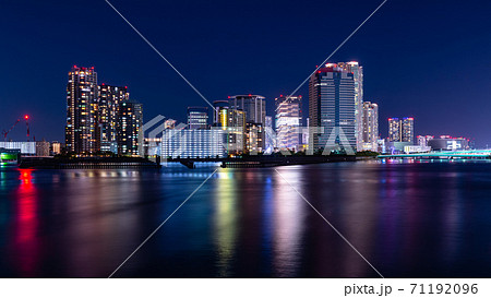 東京　豊洲　高層ビルとタワーマンションの夜景 71192096