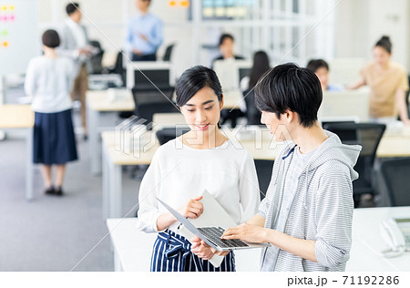 オフィスの若いエンジニア 71192286