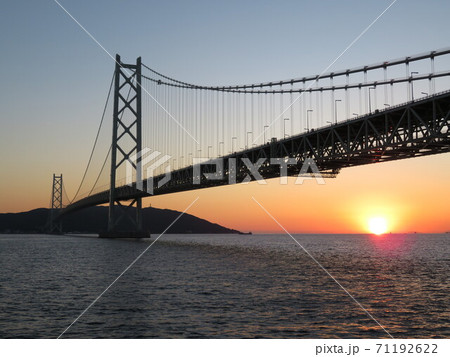 明石海峡大橋の夕日 71192622
