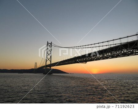 明石海峡大橋の夕日 71192623