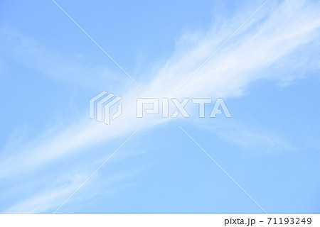 クロスした雲 X型の雲 青空 クロスした雲 X型の雲 青空 71193249