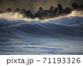 荒々しい波 71193326