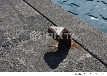 古いボラード 係船柱 古いボラード 係船柱 71193523