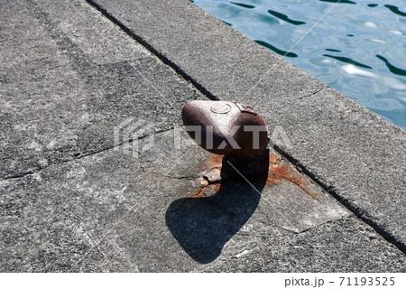古いボラード 係船柱 古いボラード 係船柱 71193525