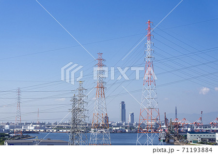 ガントリークレーンと高圧送電線が建つ、咲州・コスモタワー方面を望む 71193884
