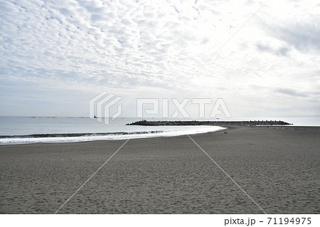 秋の茅ヶ崎海岸とヘッドランドの写真素材