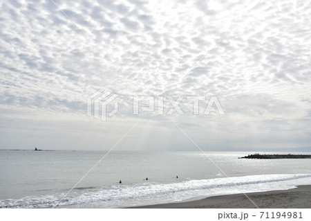 秋の茅ヶ崎海岸とエボシ岩 71194981
