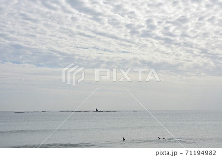 秋の茅ヶ崎海岸とエボシ岩 71194982