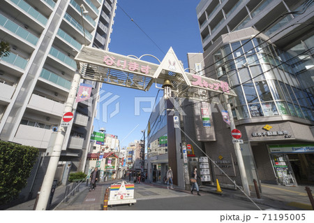 都市風景　成増駅南口前の街並み　東京都板橋区 71195005