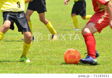 少年サッカーの試合22 ドリブル の写真素材