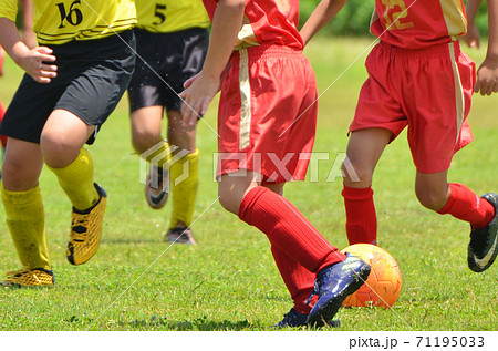 少年サッカーの試合23（味方選手の位置取りの重要性） 71195033