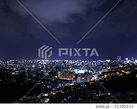 沖縄那覇市雨乞嶽の夜景 宝石のような街並みの写真素材