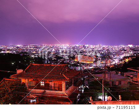 沖縄那覇市雨乞嶽の夜景 ラブリーな夜の写真素材 [71195115] - PIXTA