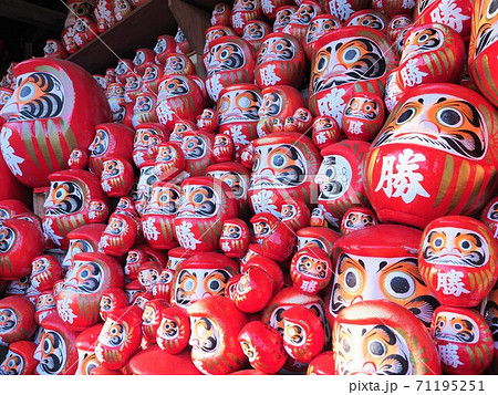 勝尾寺（大阪府）奉納された勝ちダルマ（画面いっぱい）の写真素材 