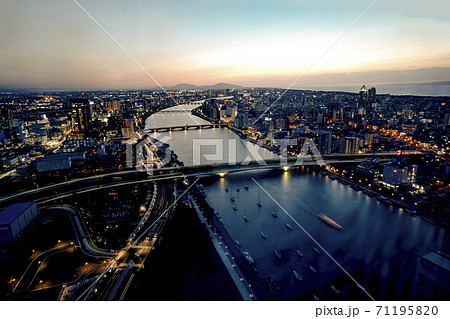 新潟市の夕景 (朱鷺メッセから萬代橋方向) 71195820