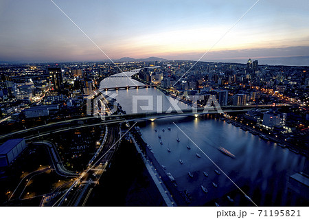 新潟市の夕景 (朱鷺メッセから萬代橋方向) 71195821