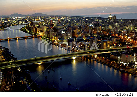 新潟市の夕景 (朱鷺メッセから萬代橋方向) 新潟市の夕景 (朱鷺メッセから萬代橋方向) 71195822