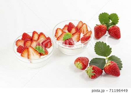 白バックでガラスの器に入れたいちごたっぷりのイチゴヨーグルト 71196449