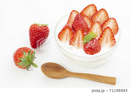 白バックでガラスの器に入れミントを添えたいちごたっぷりのイチゴヨーグルト 71196685