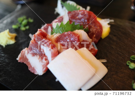 熊本名物の馬刺し 熊本名物の馬刺し 71196732