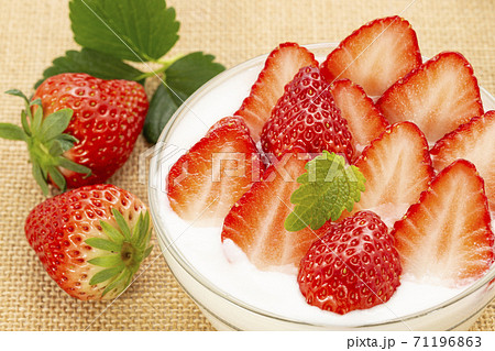 麻布を敷きガラスの器に入れミントを添えたいちごたっぷりのイチゴヨーグルト 71196863
