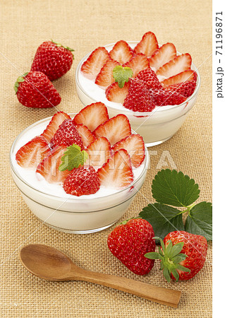 麻布を敷きガラスの器に入れミントを添えたいちごたっぷりのイチゴヨーグルト 麻布を敷きガラスの器に入れミントを添えたいちごたっぷりのイチゴヨーグルト 71196871