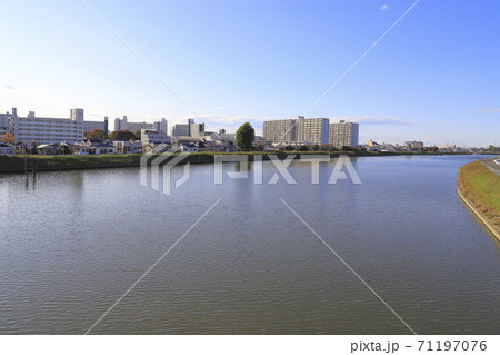 飯塚橋から見る中川　足立区（左手）葛飾区（右手）　 71197076