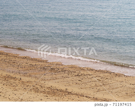 小さなおとなしい波 71197415