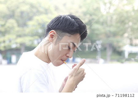 タバコを吸う男性横顔の写真素材