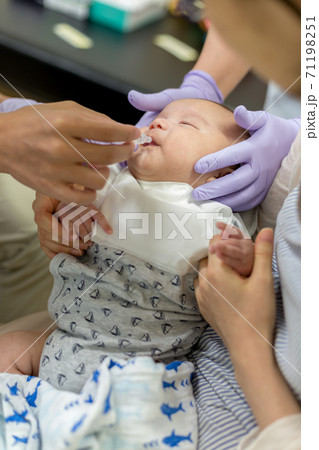 初めての予防接種 生ワクチンの写真素材