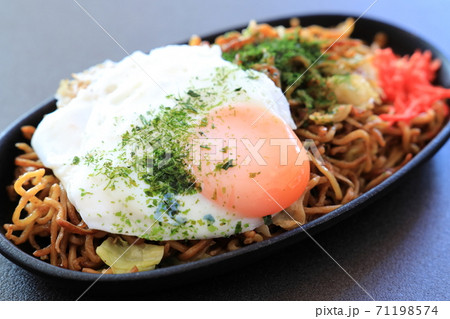 おいしいソース焼きそば、目玉焼のせ 71198574