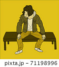 ベンチで休むおじさん 71198996