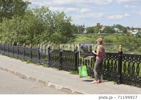 Girl-painter paints the landscape of the city of Vologda 71199927