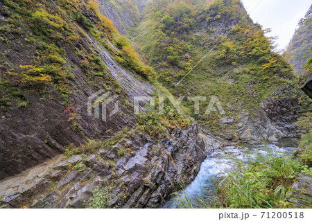 清津峡トンネルと紅葉の写真素材
