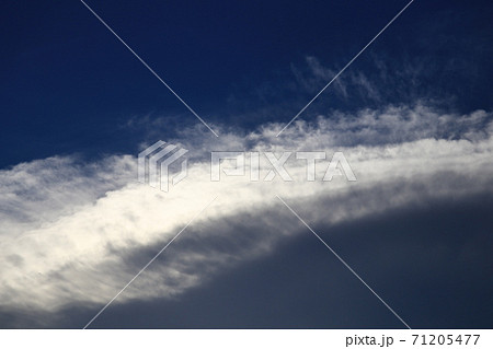 青空に現れためずらしい雲 71205477