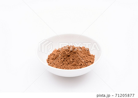 皿の上のシナモンパウダー　白バック 71205877