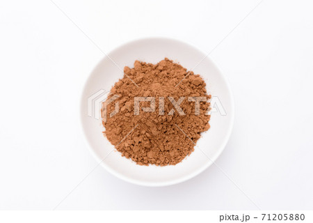 皿の上のシナモンパウダー　白バック 71205880