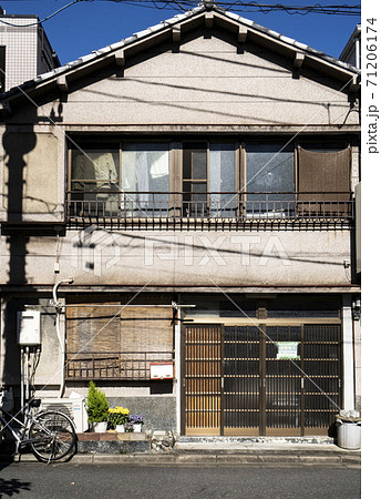 日本の古い住宅/2階建一軒家/土地/一戸建て/モルタルアパート/下宿 71206174