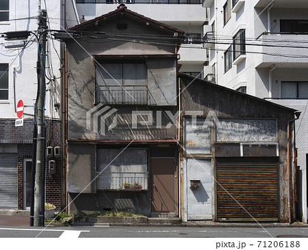 日本の古い住宅/2階建一軒家/土地/一戸建て/モルタルアパート/下宿 71206188