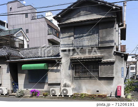 日本の古い住宅 2階建一軒家 土地 一戸建て モルタルアパート 下宿の写真素材