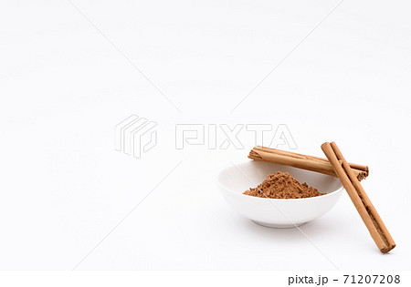 皿の上のシナモンスティックとシナモンパウダー 白バック 皿の上のシナモンスティックとシナモンパウダー 白バック 71207208