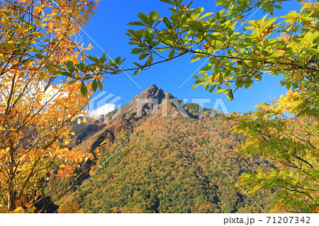 【愛媛県】晴天下の石鎚山紅葉 【愛媛県】晴天下の石鎚山紅葉 71207342